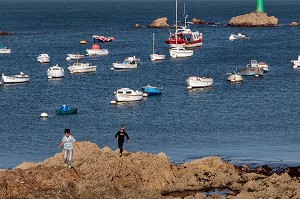 PORT ET PLAGE DE OMONVILLE-LA-ROGUE PRES DU CAP DE LA HAGUE, MANCHE (50), FRANCE 