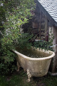 VIEILLE BAIGNOIRE EN PLEIN AIR SOUS UNE PLUIE BATTANTE, MANCHE (50), FRANCE 