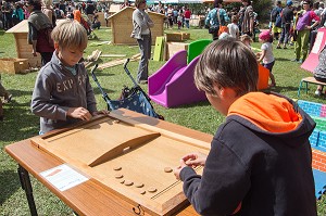 LE PASSE-TRAPPE, JEU TRADITIONNEL EN BOIS, FETE DES PAYSANS ET ARTISANS, ENTREMONT-LE-VIEUX, SAVOIE (73), FRANCE 