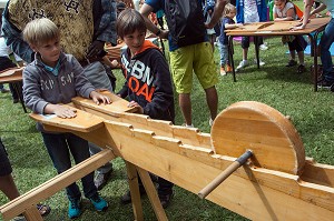 LA ROUE DE LA MEULE, JEU TRADITIONNEL EN BOIS D'AUTREFOIS, FETE DES PAYSANS ET ARTISANS, ENTREMONT-LE-VIEUX, SAVOIE (73), FRANCE 