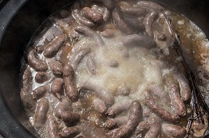 CHAUDRON POUR LA CUISSON DES DIOTS, SAUCISSES SAVOYARDES, FETE DES PAYSANS ET ARTISANS, ENTREMONT-LE-VIEUX, SAVOIE (73), FRANCE 