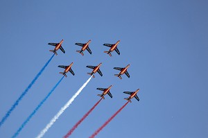 PATROUILLE DE FRANCE AVEC LE LARGAGE DES FUMEES DU DRAPEAU TRICOLORE FRANCAIS, AVIGNON (84), FRANCE 