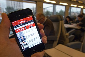 LE POINT.FR, MAGAZINE D''ACTUALITE, APPLICATION DE PRESSE EN LIGNE SUR TELEPHONE PORTABLE (IPHONE) DANS UN TRAIN 