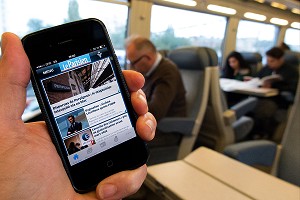 LE PARISIEN.FR JOURNAL QUOTIDIEN D'ACTUALITES, APPLICATION DE PRESSE EN LIGNE SUR TELEPHONE PORTABLE (IPHONE) DANS UN TRAIN 