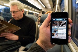 LE PARISIEN.FR JOURNAL QUOTIDIEN D'ACTUALITES, APPLICATION DE PRESSE EN LIGNE SUR TELEPHONE PORTABLE (IPHONE) DANS UN TRAIN 
