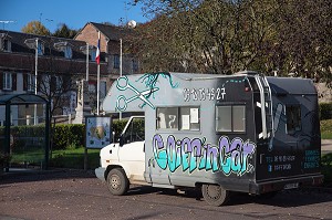 CAMPING CAR TRANSFORME EN COIFFIN CAR, COIFFEUR AMBULANT, VILLAGE DE GLOS, CALVADOS (14), FRANCE 