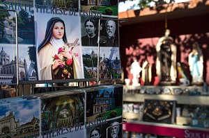 MAGASIN DE SOUVENIRS ET OBJETS DE CULTE DE SAINTE-THERESE, SOEUR THERESE DE L'ENFANT-JESUS, A COTE DE LA BASILIQUE, LISIEUX (14), FRANCE 