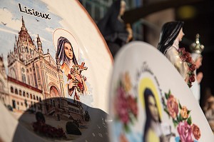 MAGASIN DE SOUVENIRS ET OBJETS DE CULTE DE SAINTE-THERESE, SOEUR THERESE DE L'ENFANT-JESUS, A COTE DE LA BASILIQUE, LISIEUX (14), FRANCE 