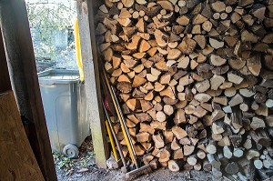 STOCKAGE A L'ABRI DANS UN BATIMENT DE STERES DE BOIS DE CHAUFFAGE CHEZ UN PARTICULIER, FRANCE 