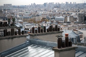 CHEMINEES D'IMMEUBLES SUR LE TOITS DE PARIS (75), FRANCE 