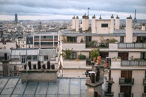 CHEMINEES D'IMMEUBLES SUR LE TOITS DE PARIS (75), FRANCE 