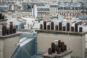 CHEMINEES D'IMMEUBLES SUR LE TOITS DE PARIS (75), FRANCE 