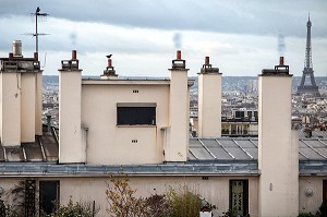 CHEMINEES D'IMMEUBLES SUR LE TOITS DE PARIS (75), FRANCE 