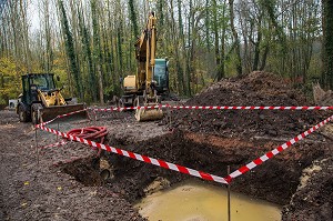 CHANTIER DE TRAVAUX DE RENATURATION DE LA RIVIERE ITON SUR LA ZONE HUMIDE DE L'ANCIEN ETANG, CONDE-SUR-ITON (27) EURE, FRANCE 