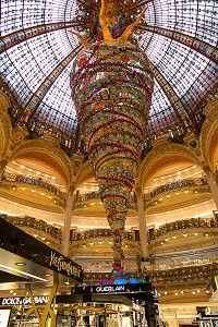 INTERIEUR DES GALERIES LAFAYETTE AVEC LES BOUTIQUES DE LUXES ET PARFUMS SOUS LA GRANDE COUPOLE VITREE, PARIS (75), FRANCE 