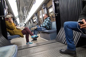 INTERIEUR D'UNE RAME DE METRO AVEC SES PASSAGERS, PARIS (75), FRANCE 