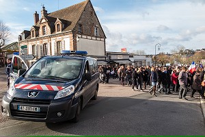 GENDARMERIE ET RASSEMBLEMENT ET MARCHE SILENCIEUSE CONTRE LE TERRORISME EN PROVINCE, A LA MEMOIRE DES VICTIMES DE CHARLIE HEBDO, PLUS DE 2000 PERSONNES SOIT 20 POUR CENT DE LA POPULATION DU VILLAGE, L'AIGLE, ORNE (61), FRANCE 