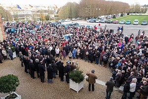 GENDARMERIE ET RASSEMBLEMENT ET MARCHE SILENCIEUSE CONTRE LE TERRORISME EN PROVINCE, A LA MEMOIRE DES VICTIMES DE CHARLIE HEBDO, PLUS DE 2000 PERSONNES SOIT 20 POUR CENT DE LA POPULATION DU VILLAGE, L'AIGLE, ORNE (61), FRANCE 