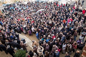 GENDARMERIE ET RASSEMBLEMENT ET MARCHE SILENCIEUSE CONTRE LE TERRORISME EN PROVINCE, A LA MEMOIRE DES VICTIMES DE CHARLIE HEBDO, PLUS DE 2000 PERSONNES SOIT 20 POUR CENT DE LA POPULATION DU VILLAGE, L'AIGLE, ORNE (61), FRANCE 