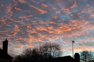 CIEL D'HIVER AVEC DES NUAGES ALTOCUMULUS AU COUCHER DU SOLEIL 