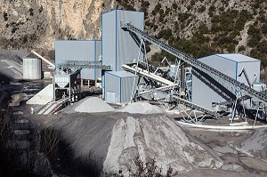 USINE DE PRODUCTION DE GRANULATS POUR LE CIMENT ET LE BETON, SOCIETE VICAT, LA COURBAISSE, (06) ALPES-MARITIMES, PACA, FRANCE 