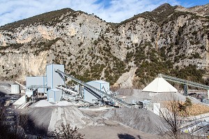USINE DE PRODUCTION DE GRANULATS POUR LE CIMENT ET LE BETON, SOCIETE VICAT, LA COURBAISSE, (06) ALPES-MARITIMES, PACA, FRANCE 