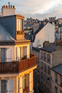 TOITS ET CHEMINEES DE PARIS, QUARTIER DES ABBESSES PRES DU SACRE COEUR, RUE VERON, PARIS (75), FRANCE 