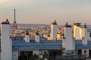 TOITS ET CHEMINEES DE PARIS AVEC LA TOUR EIFFEL, QUARTIER DES ABBESSES, RUE VERON, PARIS (75), FRANCE 