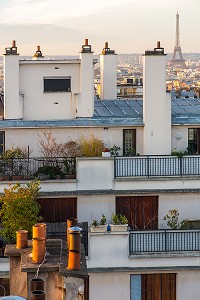 TOITS ET CHEMINEES DE PARIS AVEC LA TOUR EIFFEL, QUARTIER DES ABBESSES, RUE VERON, PARIS (75), FRANCE 