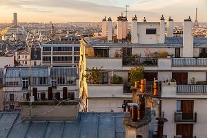 TOITS ET CHEMINEES DE PARIS AVEC LA TOUR EIFFEL, QUARTIER DES ABBESSES, RUE VERON, PARIS (75), FRANCE 