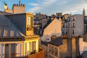 TOITS ET CHEMINEES DE PARIS, QUARTIER DES ABBESSES PRES DU SACRE COEUR, RUE VERON, PARIS (75), FRANCE 