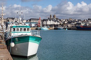 BATEAUX DE PECHE SUR LE BASSIN A FLOT DU PORT AVEC LA VILLE FORTIFIEE ET L'EGLISE NOTRE-DAME, GRANVILLE (50), FRANCE 