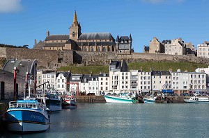 BATEAUX DE PECHE SUR LE BASSIN A FLOT DU PORT AVEC LA VILLE FORTIFIEE ET L'EGLISE NOTRE-DAME, GRANVILLE (50), FRANCE 