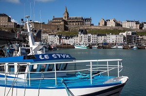 BATEAUX DE PECHE SUR LE BASSIN A FLOT DU PORT AVEC LA VILLE FORTIFIEE ET L'EGLISE NOTRE-DAME, GRANVILLE (50), FRANCE 