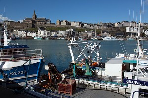 BATEAUX DE PECHE SUR LE BASSIN A FLOT DU PORT AVEC LA VILLE FORTIFIEE ET L'EGLISE NOTRE-DAME, GRANVILLE (50), FRANCE 