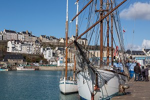 VIEUX GREEMENTS (VOILIER TERRE-NEUVIER LE MARITE) A QUAI SUR LE BASSIN A FLOT DU PORT, VILLE FORTIFIEE ET L'EGLISE NOTRE-DAME, GRANVILLE (50), FRANCE 