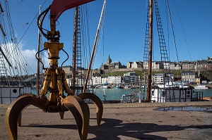 GRUE SUR LE PORT DE PECHE, GRANVILLE (50), FRANCE 