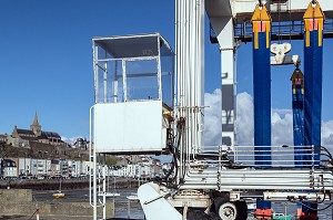 CABINE DE CHANTIER NAVAL SUR LE PORT AVEC LA VILLE FORTIFIEE ET L'EGLISE NOTRE-DAME, GRANVILLE (50), FRANCE 
