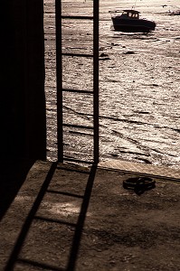 BATEAU A MAREE BASSE SUR LE PORT, GRANVILLE (50), FRANCE 