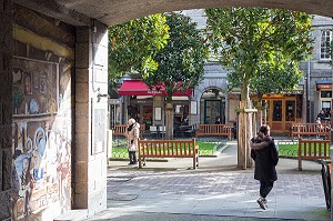 CREPERIES ET CAFES DE LA PLACE DU MARCHE AUX LEGUMES, SAINT-MALO (35), FRANCE 