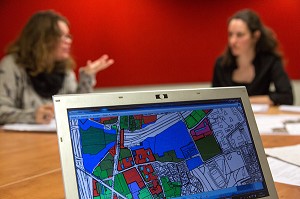 ETUDIANTS EN ECOLE D'ARCHITECTURE SUR LE PROJET ERGAPOLIS DE RENOVATION URBAINE DU POLE GALLIENI, PLAN DE QUARTIER SUR LOGICIEL, BAGNOLET (93), FRANCE 
