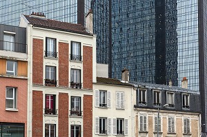 CONTRASTE ENTRE PETITS IMMEUBLES ANCIENS DU CENTRE VILLE ET LES TOURS MERCURIALES MODERNES, POLE GALLIENI, CENTRE-VILLE DE BAGNOLET (93), FRANCE 