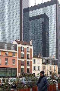 CONTRASTE ENTRE PETITS IMMEUBLES ANCIENS DU CENTRE VILLE ET LES TOURS MERCURIALES MODERNES, POLE GALLIENI, CENTRE-VILLE DE BAGNOLET (93), FRANCE 
