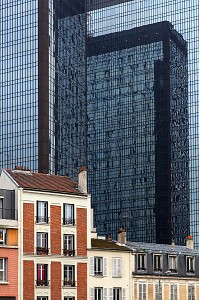 CONTRASTE ENTRE PETITS IMMEUBLES ANCIENS DU CENTRE VILLE ET LES TOURS MERCURIALES MODERNES, POLE GALLIENI, CENTRE-VILLE DE BAGNOLET (93), FRANCE 