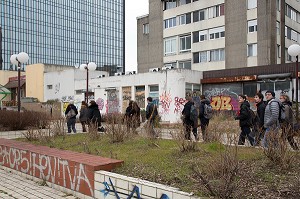 COMMERCES ABANDONNES SUR LA DALLE DU PARVIS DES TOURS MERCURIALES, VISITE DU POLE GALLIENI EN GROUPE DES ETUDIANTS D'ERGAPOLIS SAISON 5, BAGNOLET (93), FRANCE 