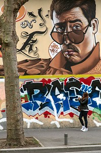 JEUNE FEMME SOUS UN TAGS URBAINS MODERNE, QUARTIER DE L'ECHANGEUR AUTOROUTIER, POLE GALLIENI, BAGNOLET (93), FRANCE 