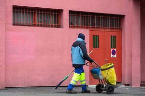 EMPLOYE MUNICIPAL, SERVICES MUNICIPAUX DE VOIRIE,  NETTOYAGE DES TROTTOIRS, POLE GALLIENI, BAGNOLET (93), FRANCE 