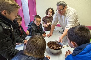 ACTIVITE PATISSERIE AVEC FABRIQUE DE GATEAUX EN CHOCOLAT, TEMPS D'ACTIVITE PERISCOLAIRE (TAP), ECOLE PRIMAIRE DE RUGLES (27), FRANCE 