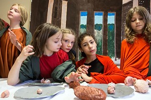 ACTIVITE ARTISTIQUE (PHOTOGRAPHIE) AVEC REPRODUCTION DE LA CENE (REPAS DE JESUS AVEC LES APOTRES) AVEC LES ENFANTS, TEMPS D'ACTIVITE PERISCOLAIRE (TAP), ECOLE PRIMAIRE DE RUGLES (27), FRANCE 