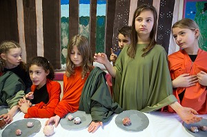 ACTIVITE ARTISTIQUE (PHOTOGRAPHIE) AVEC REPRODUCTION DE LA CENE (REPAS DE JESUS AVEC LES APOTRES) AVEC LES ENFANTS, TEMPS D'ACTIVITE PERISCOLAIRE (TAP), ECOLE PRIMAIRE DE RUGLES (27), FRANCE 